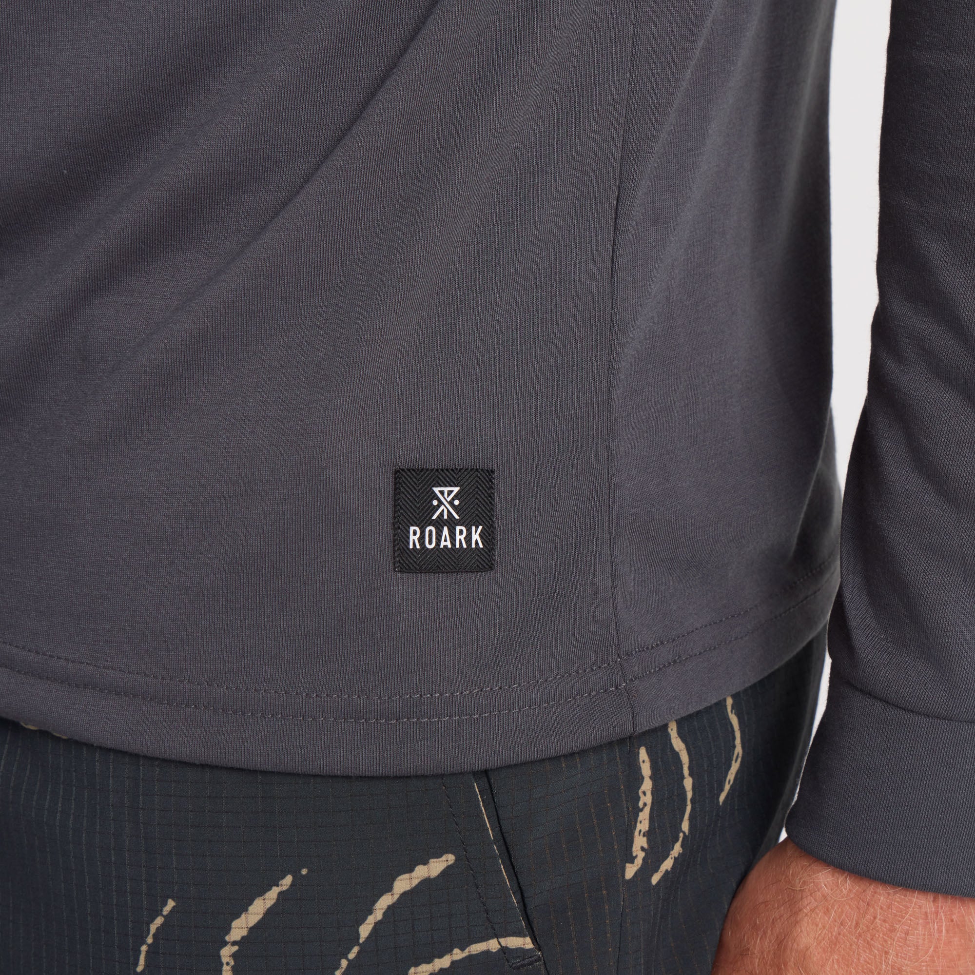 266-mathis-active-long-sleeve-tee-onyx-1.webp