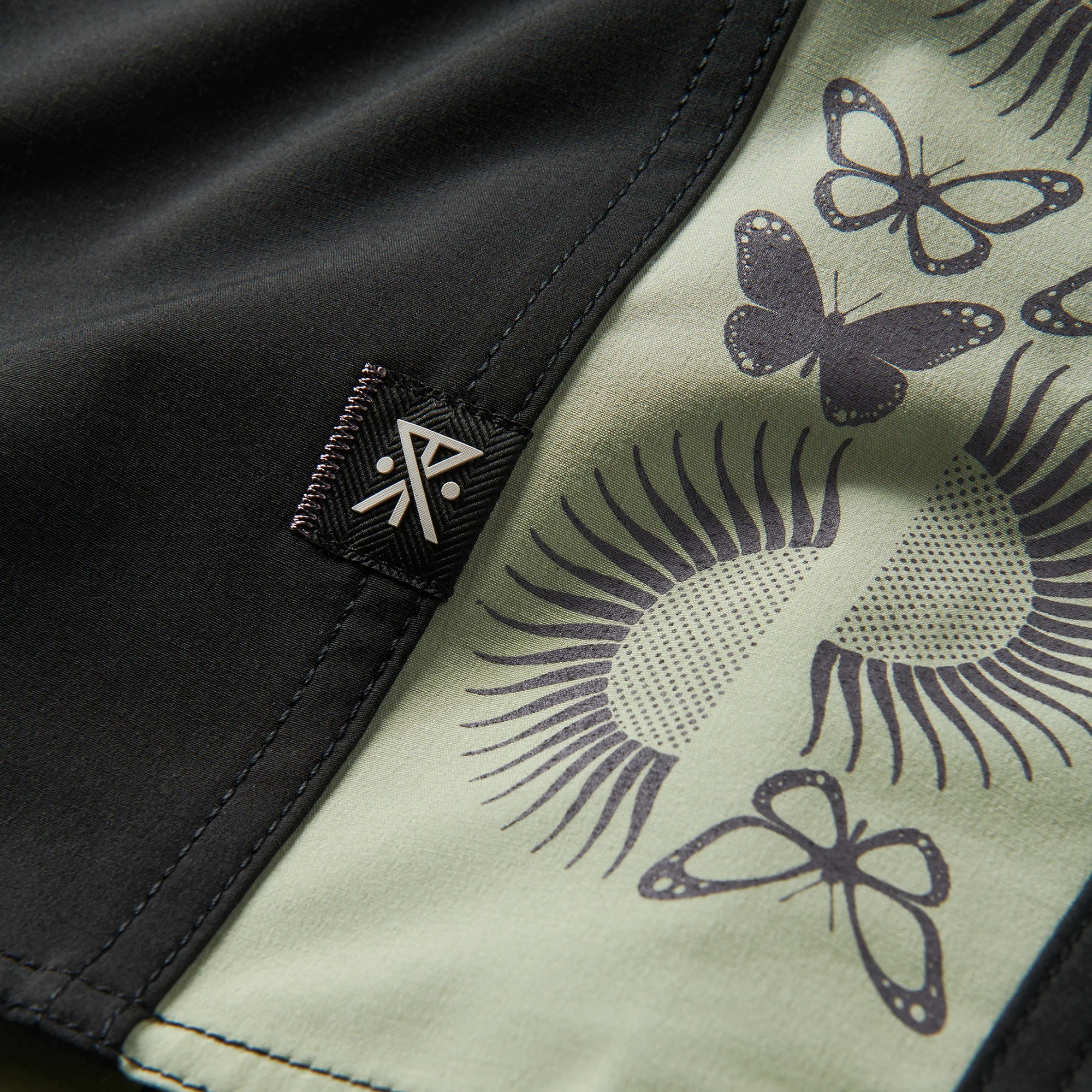 2744-passage-18-5-boardshorts-black-1.webp