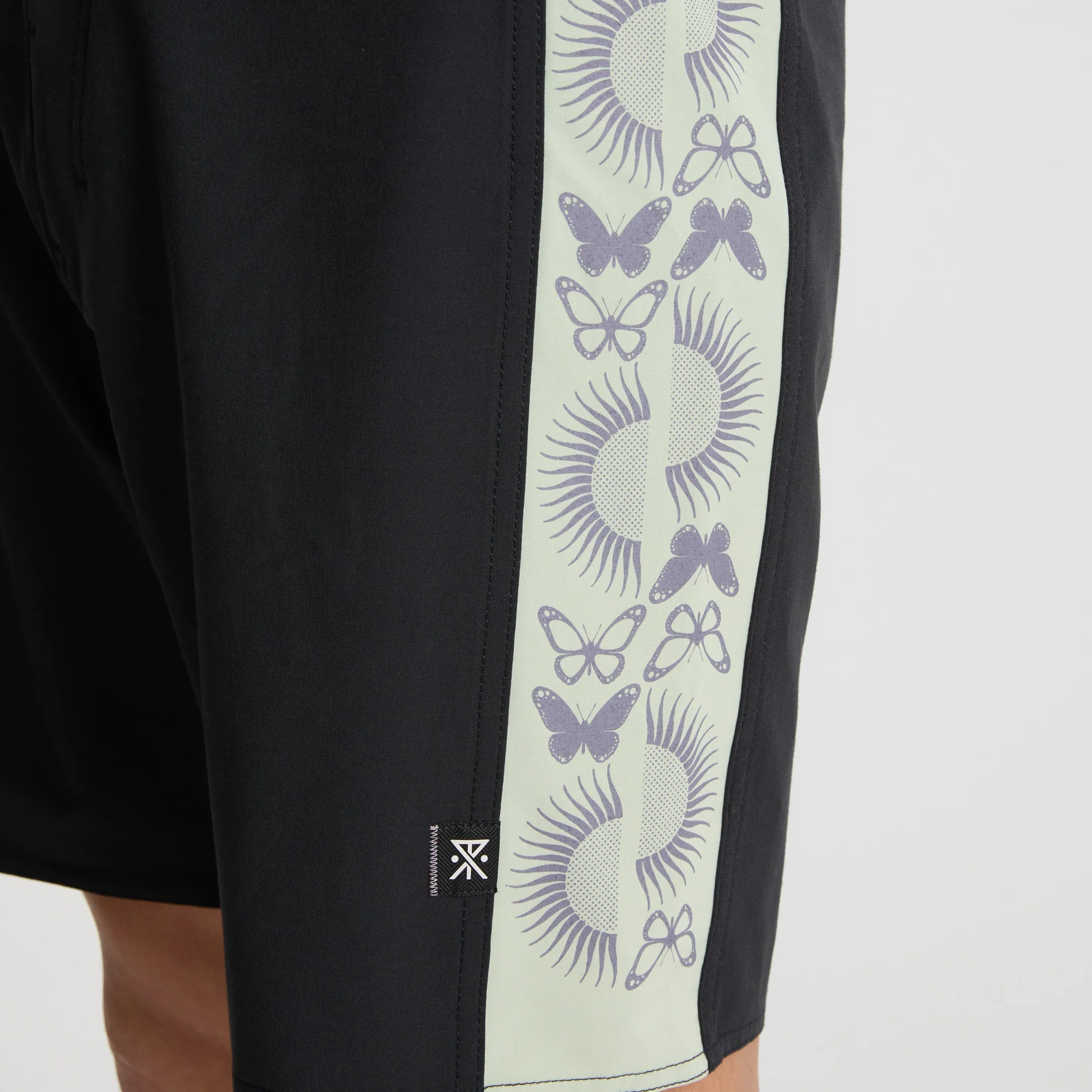 2744-passage-18-5-boardshorts-black-1.webp