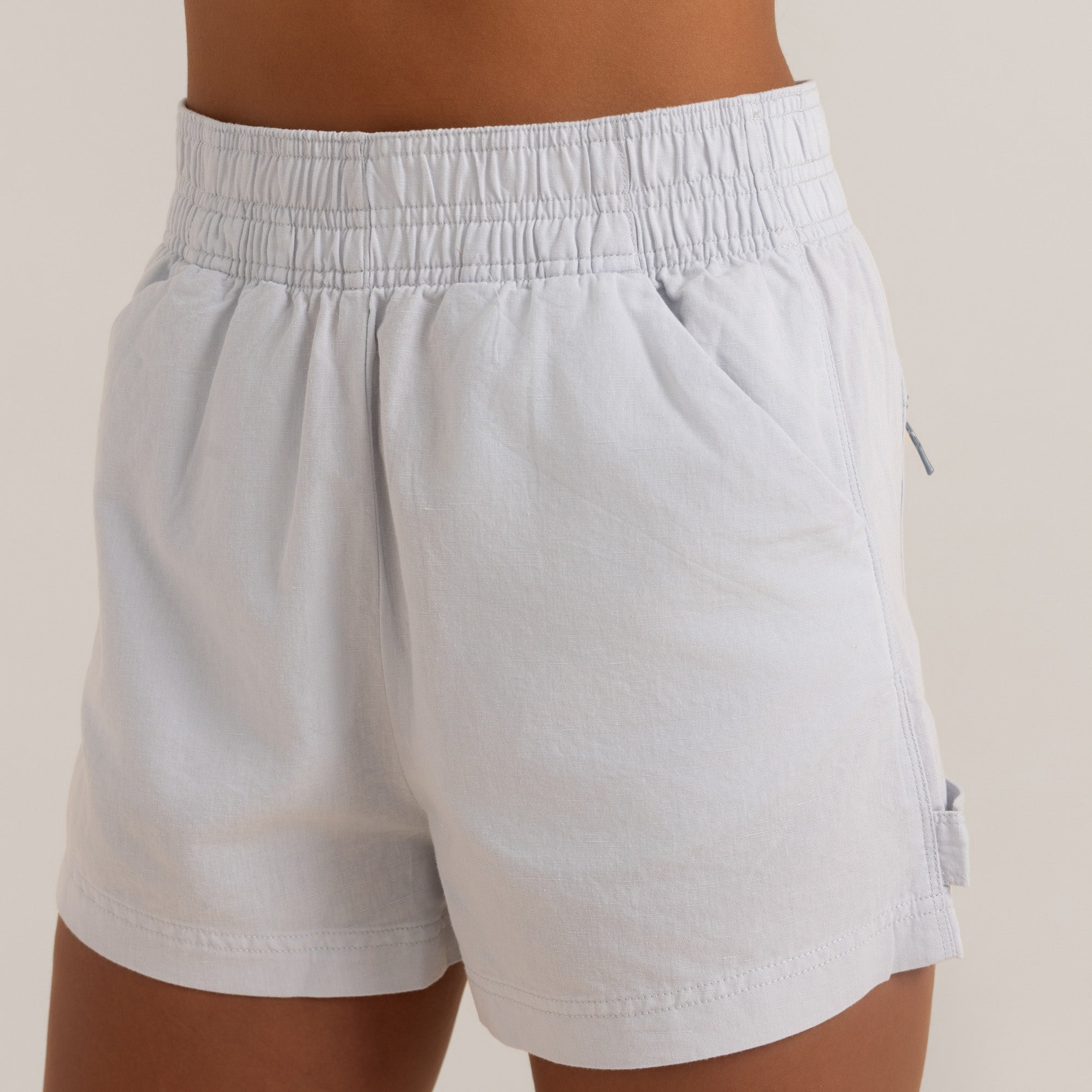 4015-daytrip-shorts-pale-sky-1.webp