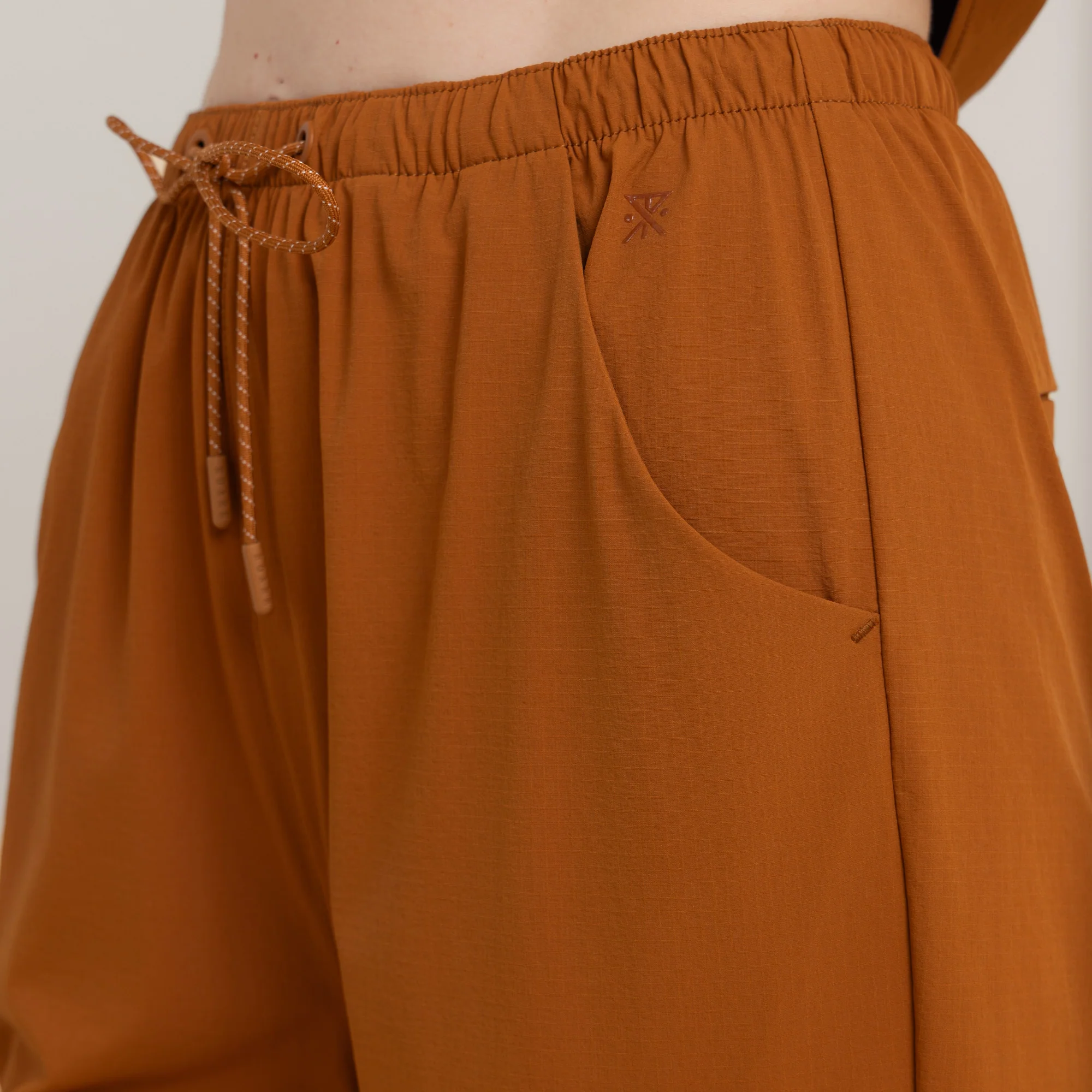 4401-trail-pants-heart-studio-tobacco-1.webp