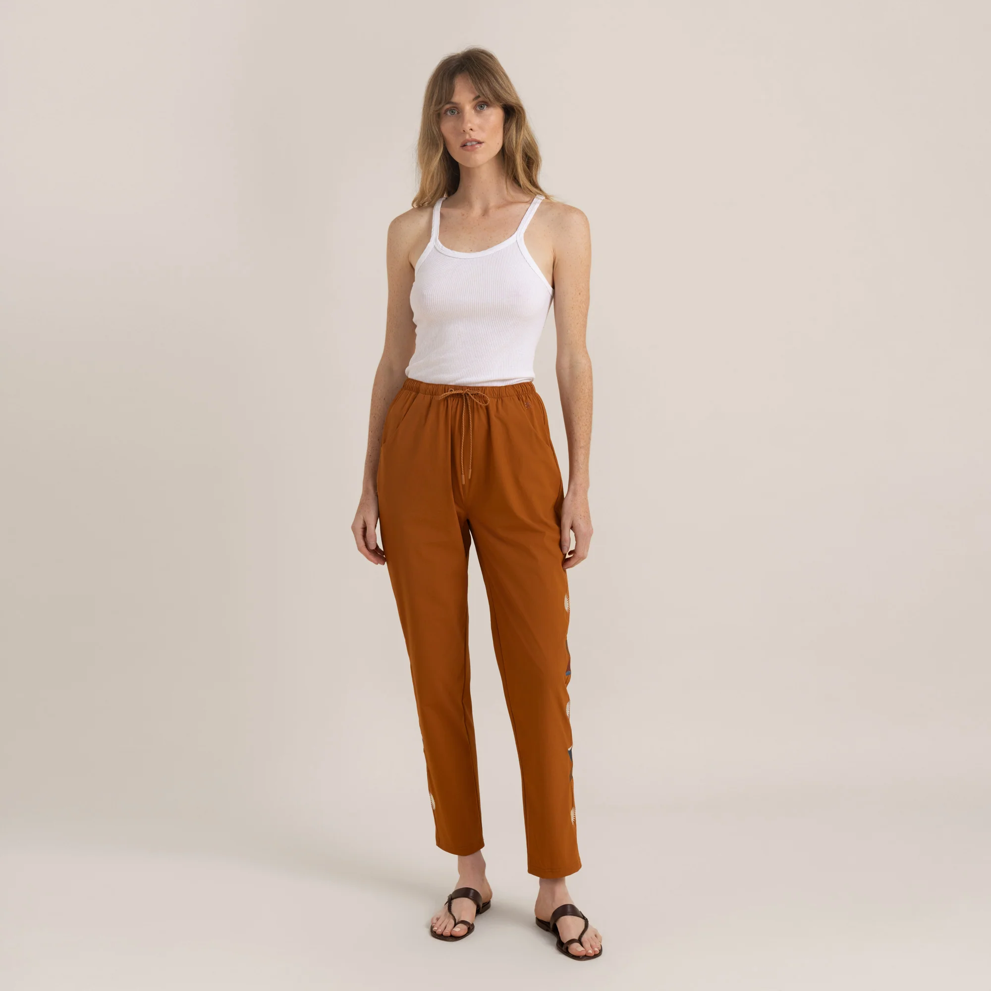 4401-trail-pants-heart-studio-tobacco-1.webp