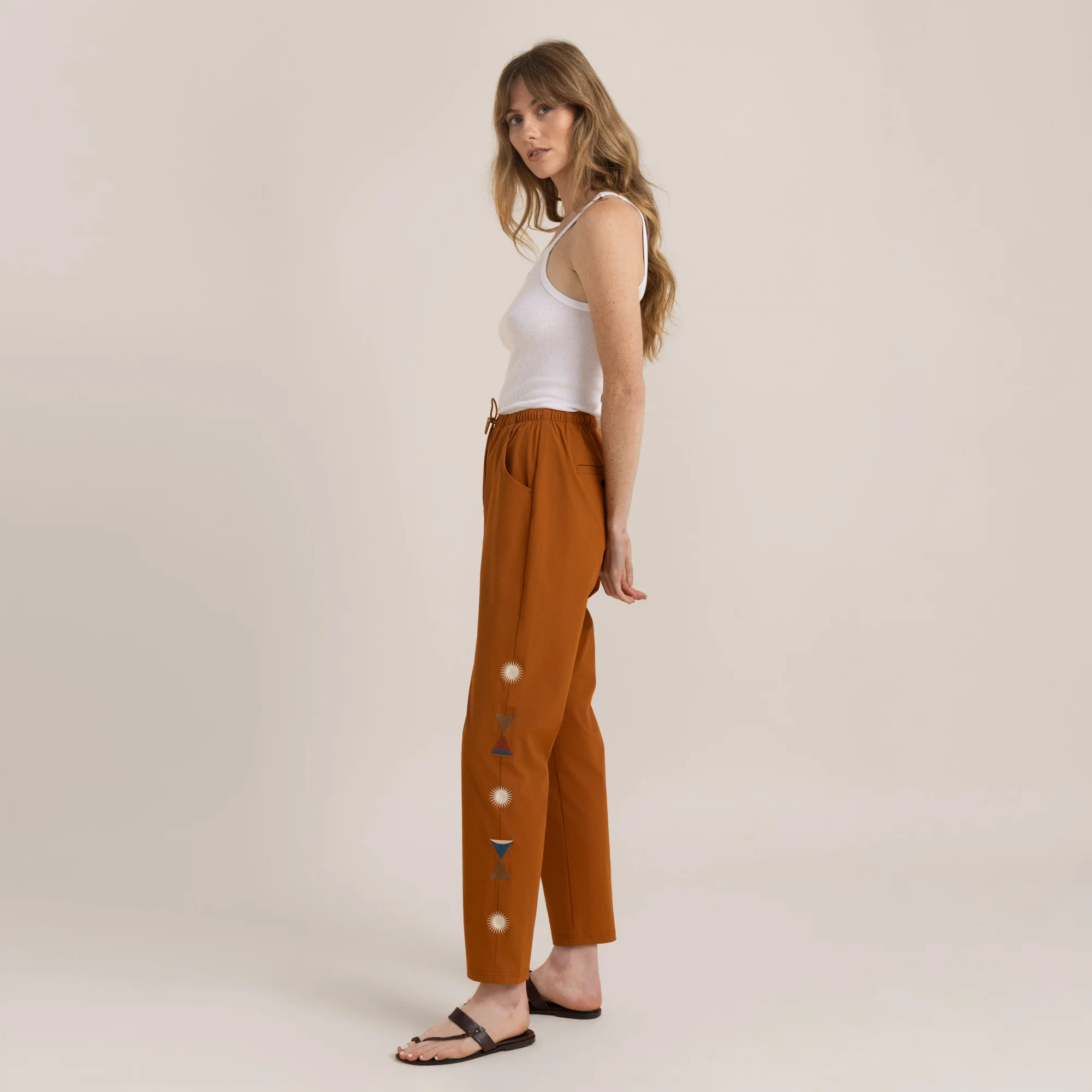 4401-trail-pants-heart-studio-tobacco-1.webp