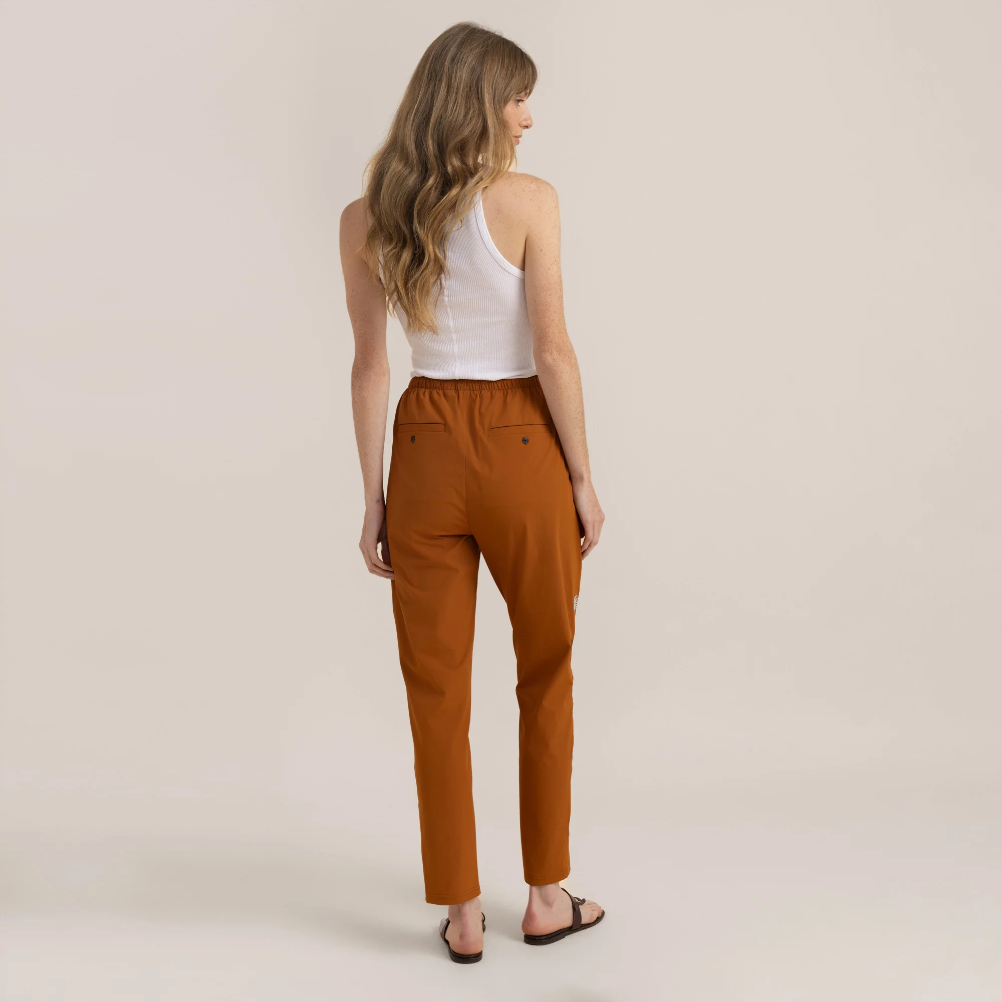 4401-trail-pants-heart-studio-tobacco-1.webp