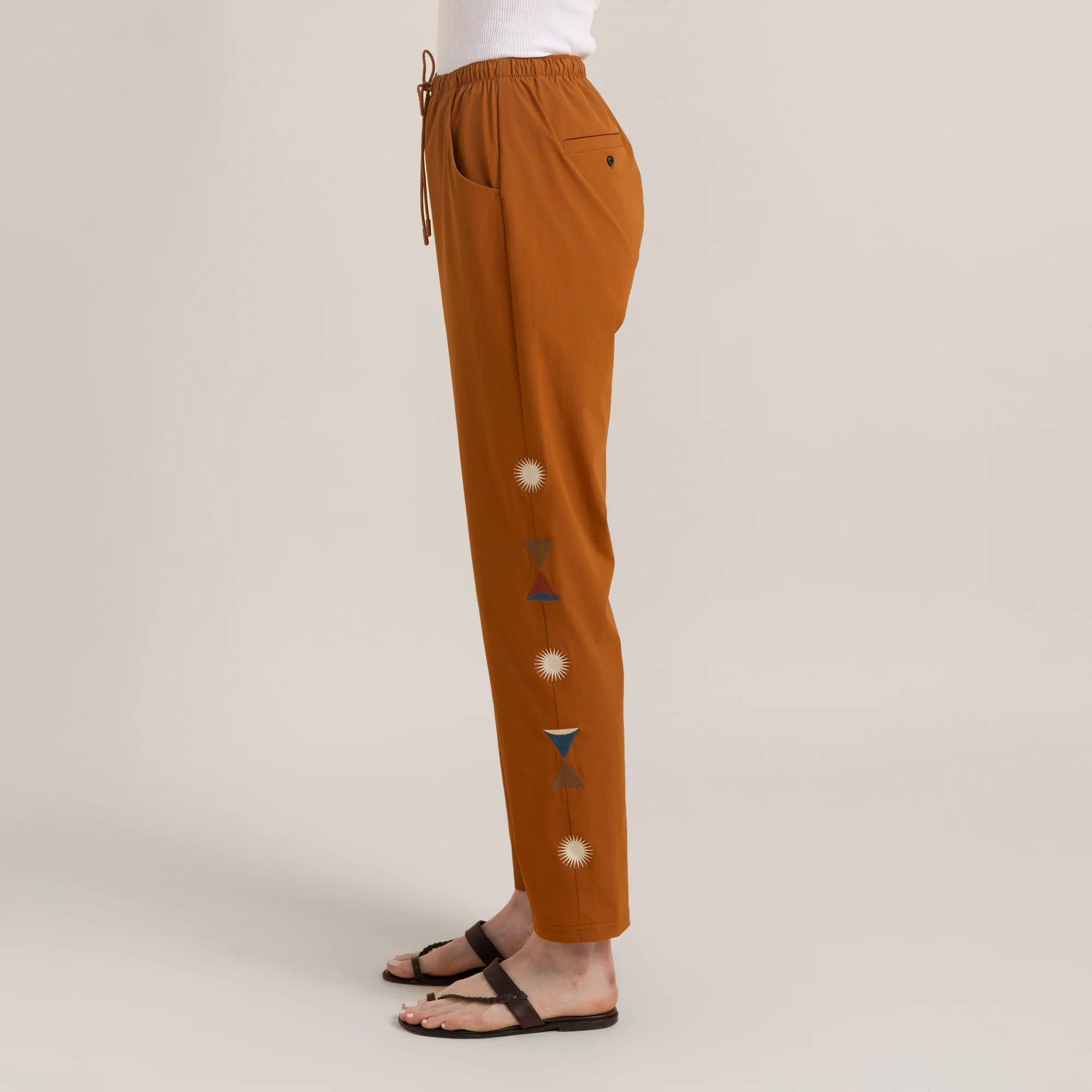 4401-trail-pants-heart-studio-tobacco-1.webp