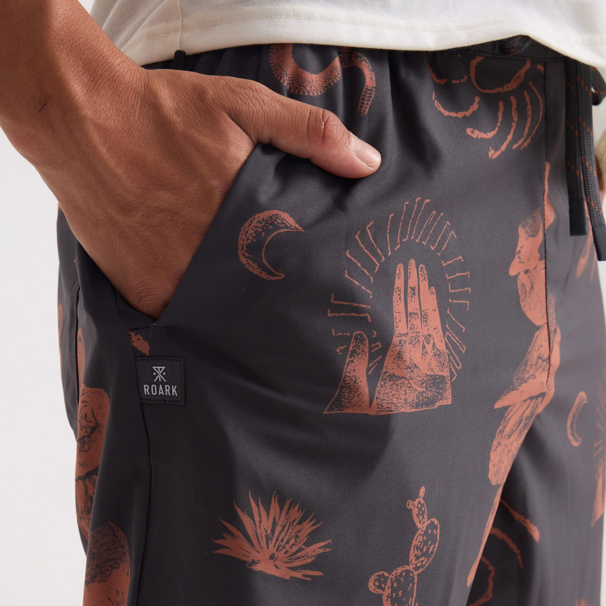 817-serrano-7-active-stretch-shorts-onyx-1.webp