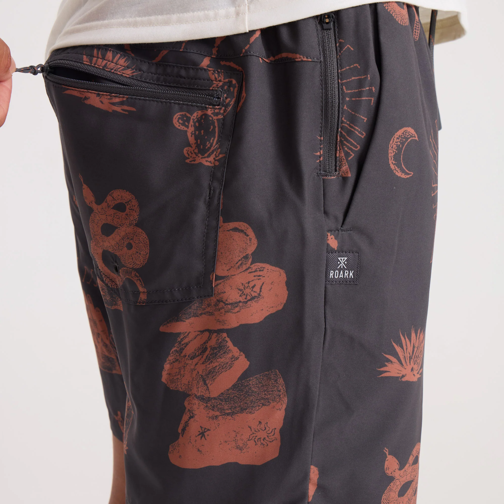 817-serrano-7-active-stretch-shorts-onyx-1.webp